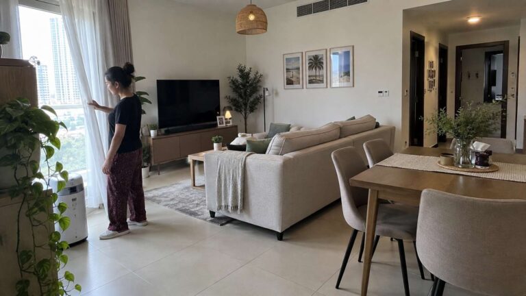 Modern UAE apartment with open airflow, moisture-resistant flooring, ventilated furniture placement, and humidity control