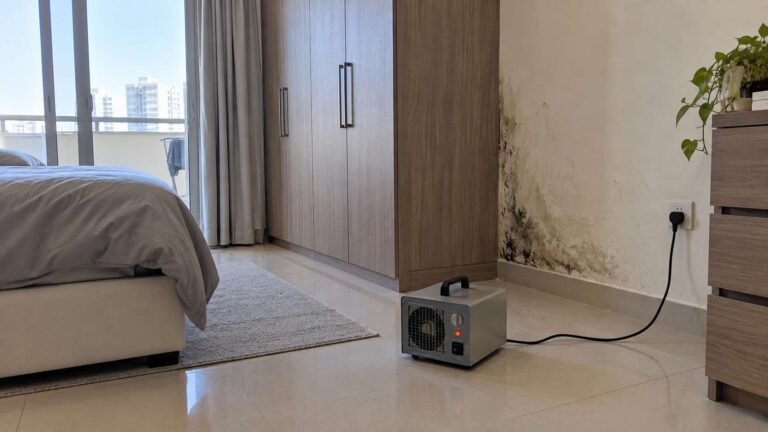 Ozone generator in a UAE room with localized mold still visible on a damp wall.